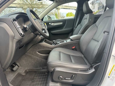 2025 Volvo XC40 Core Bright Theme
