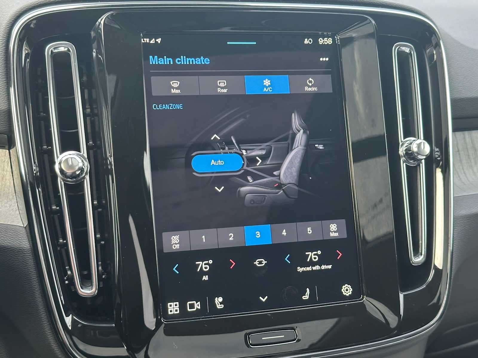 2025 Volvo XC40 Core Bright Theme