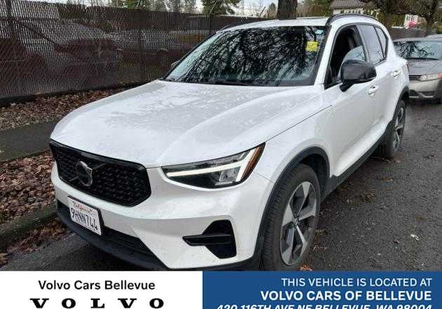 2024 Volvo XC40 Core Dark Theme