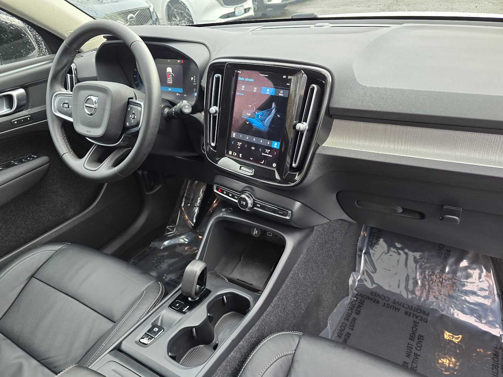 2024 Volvo XC40 Core Dark Theme