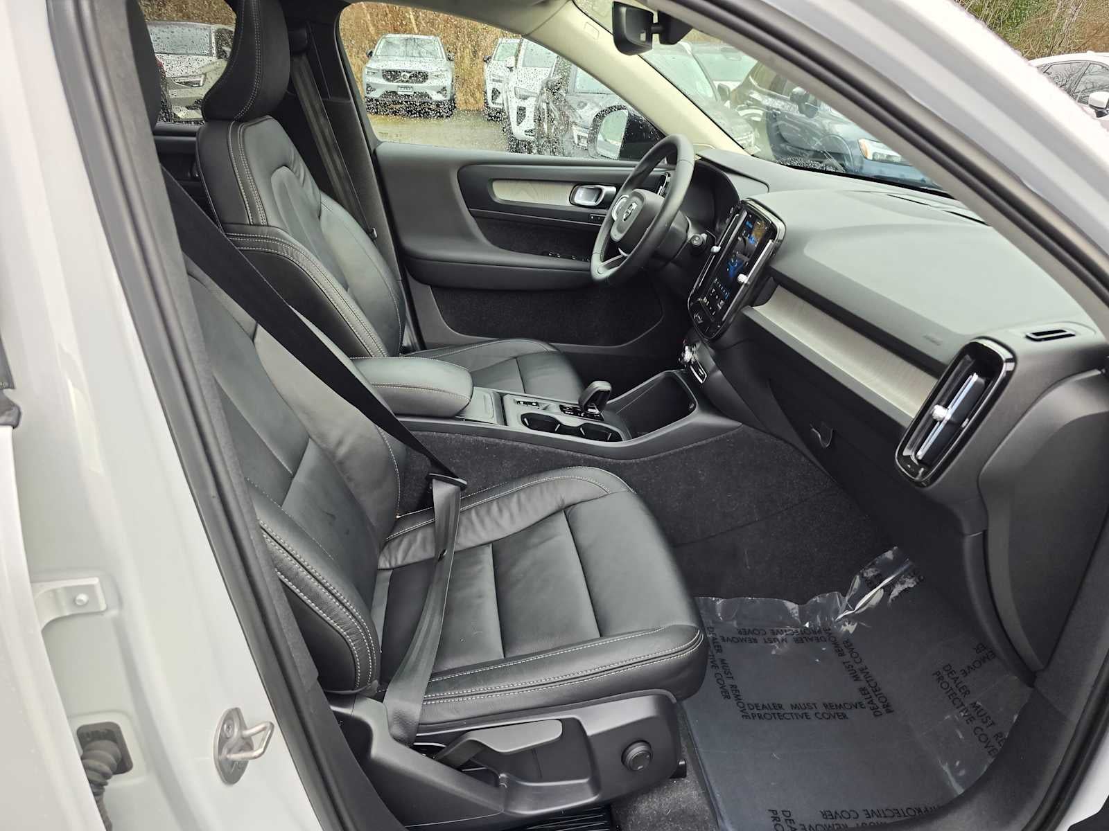 2024 Volvo XC40 Core Dark Theme