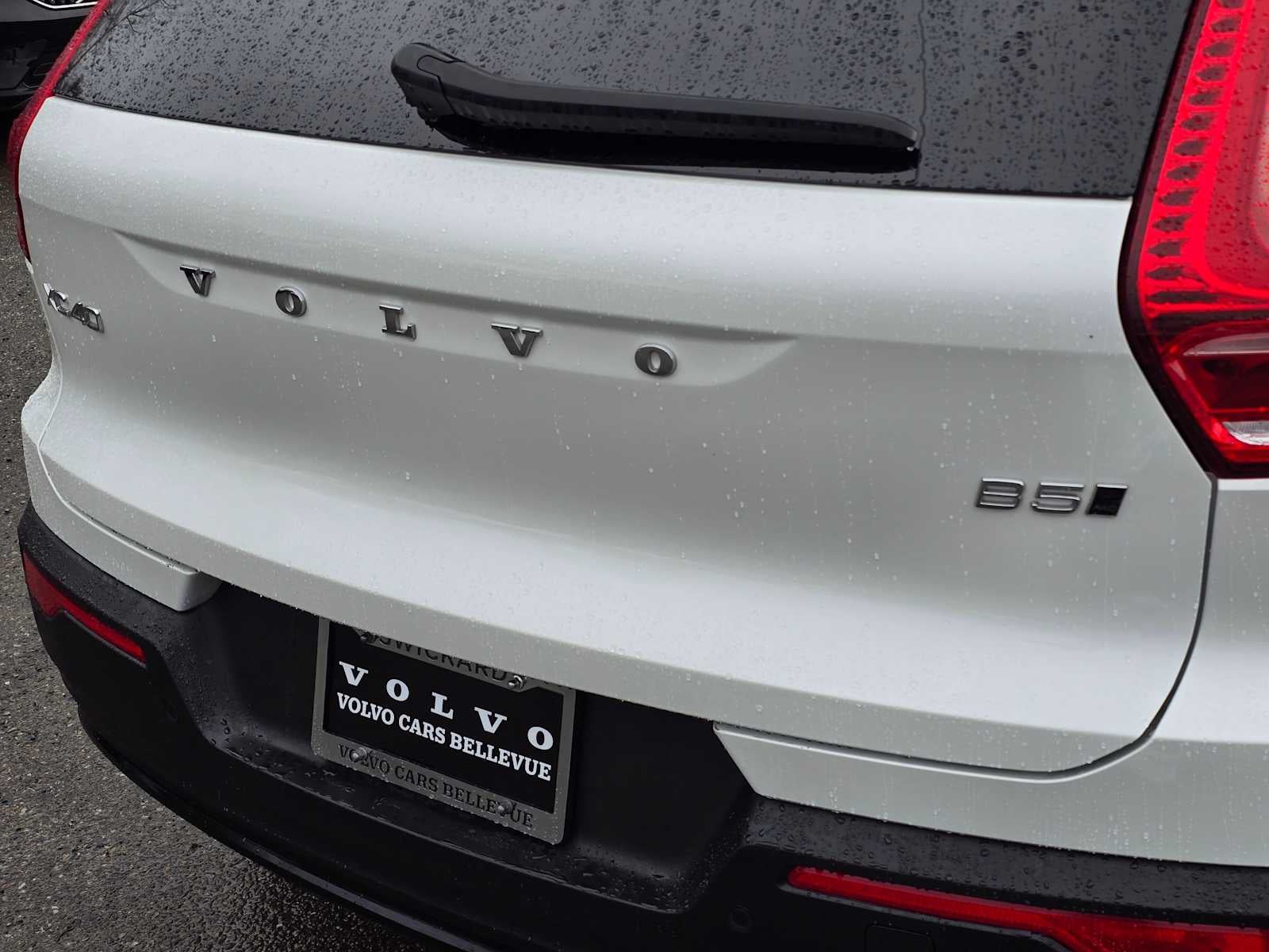 2024 Volvo XC40 Core Dark Theme