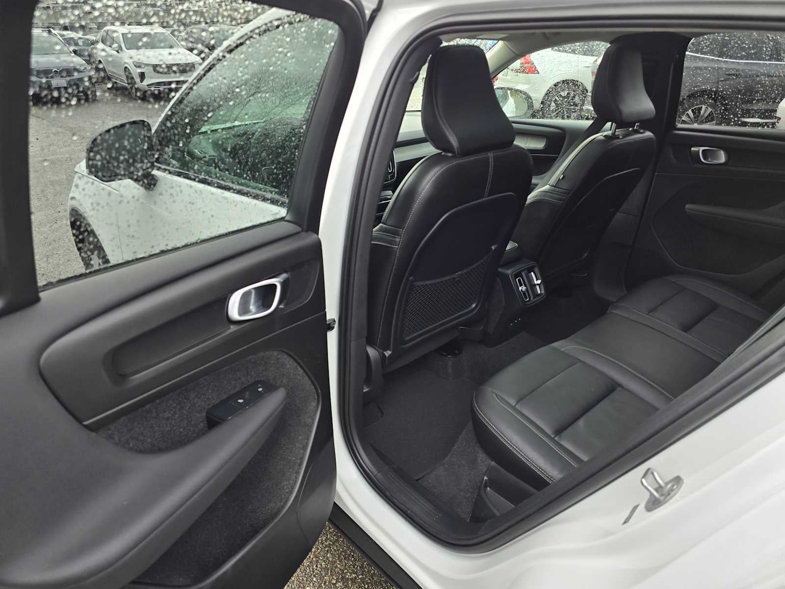 2024 Volvo XC40 Core Dark Theme