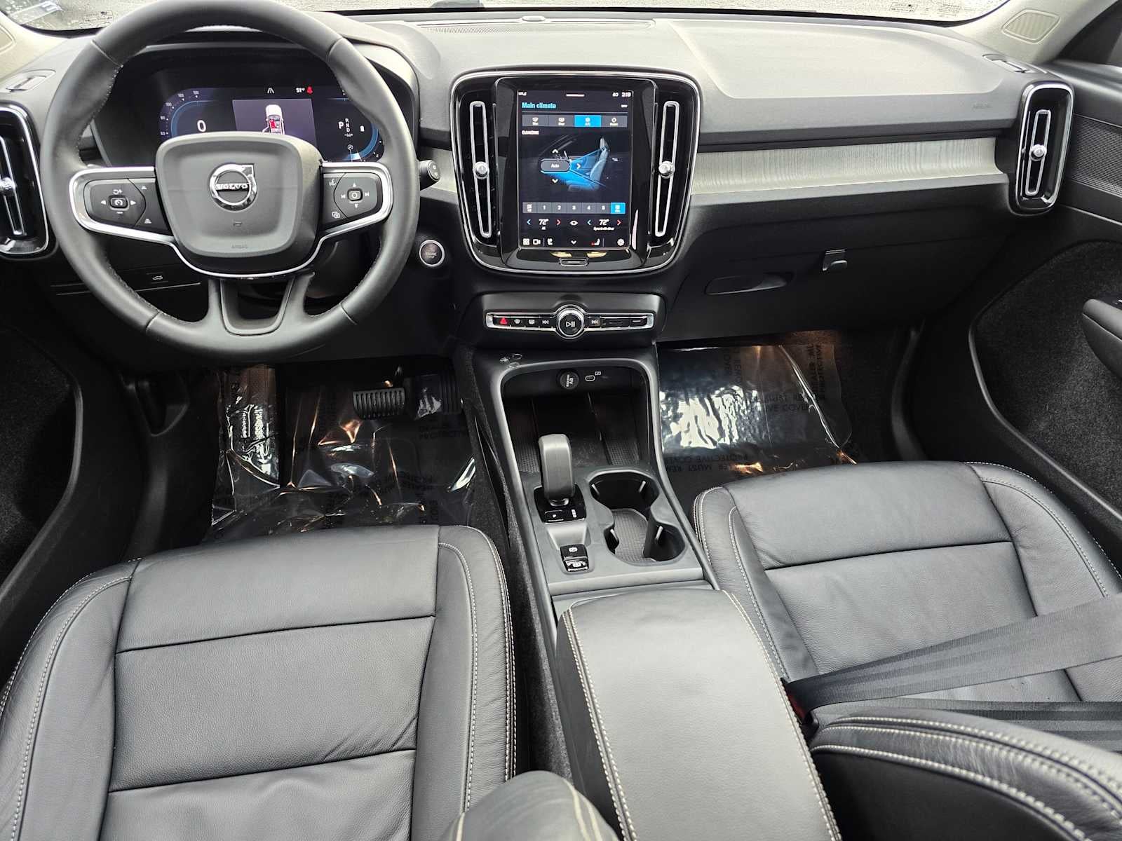 2024 Volvo XC40 Core Dark Theme