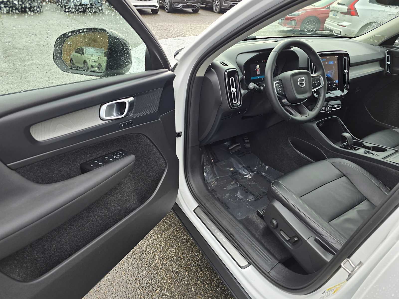 2024 Volvo XC40 Core Dark Theme