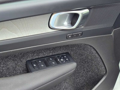 2024 Volvo XC40 Core Dark Theme