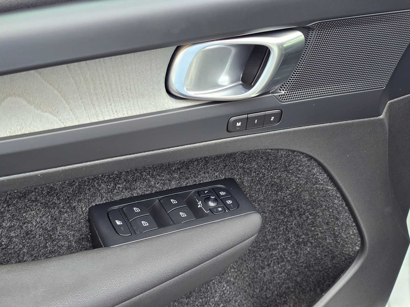 2024 Volvo XC40 Core Dark Theme