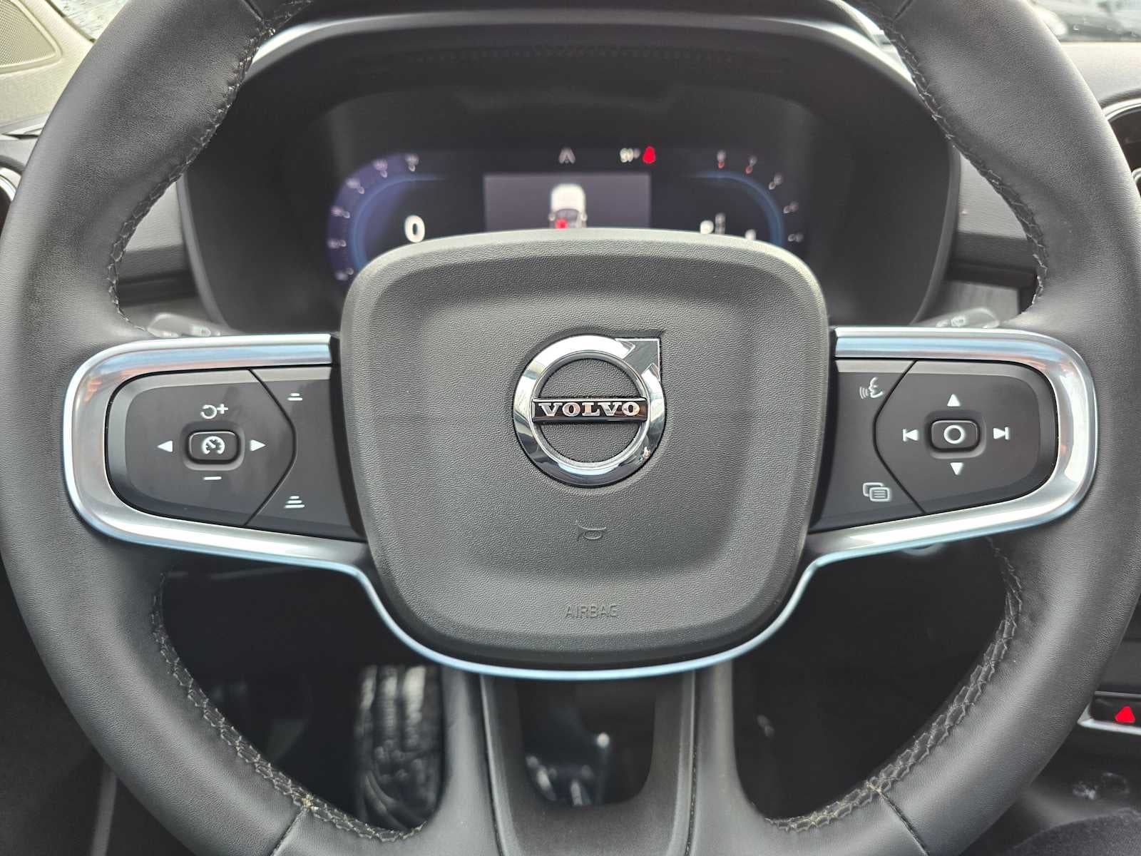 2024 Volvo XC40 Core Dark Theme