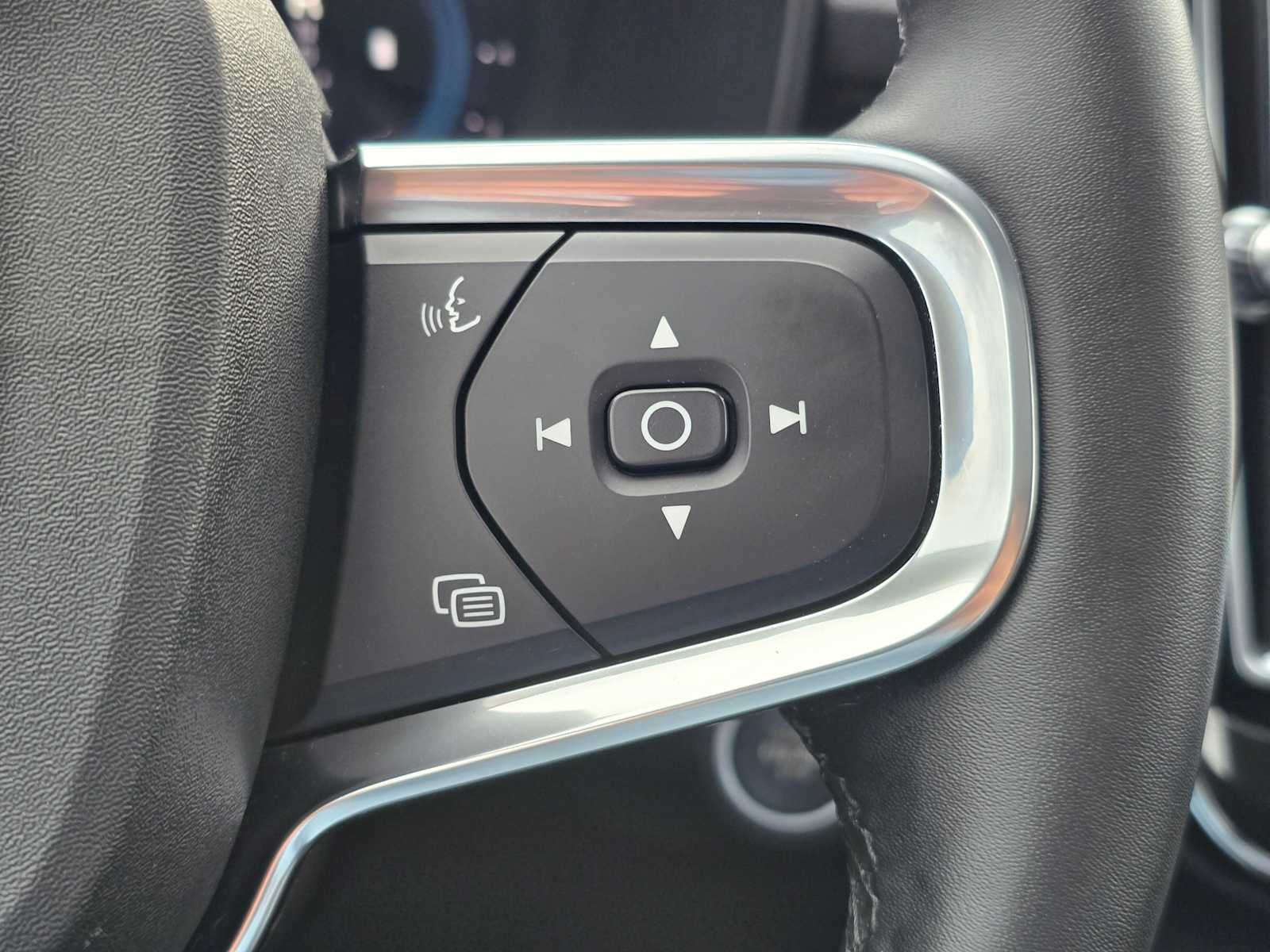 2024 Volvo XC40 Core Dark Theme