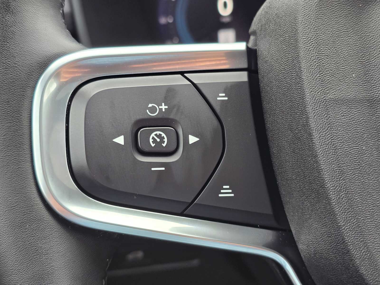 2024 Volvo XC40 Core Dark Theme