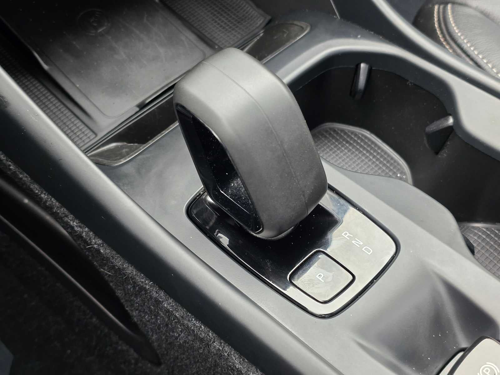 2024 Volvo XC40 Core Dark Theme