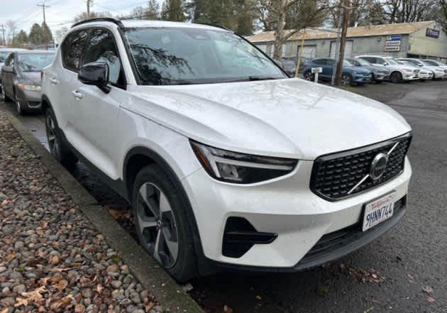 2024 Volvo XC40 Core Dark Theme
