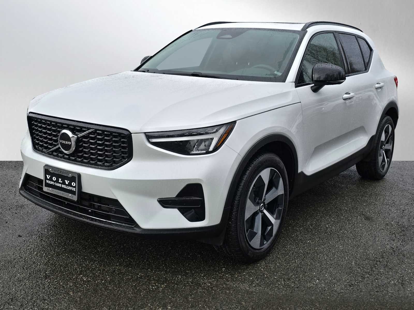 2024 Volvo XC40 Core Dark Theme
