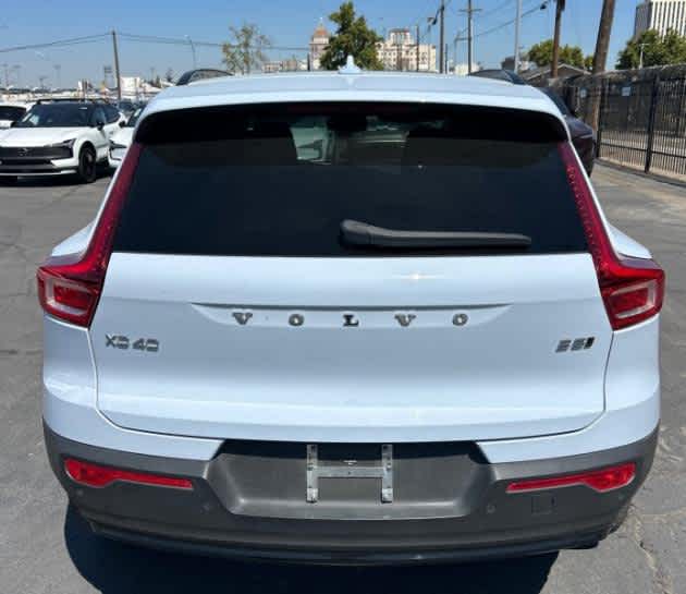 2024 Volvo XC40 Core Dark Theme