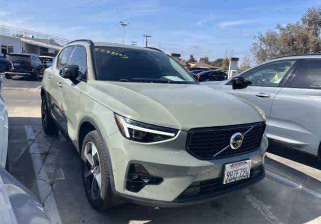 2024 Volvo XC40 Plus Dark Theme