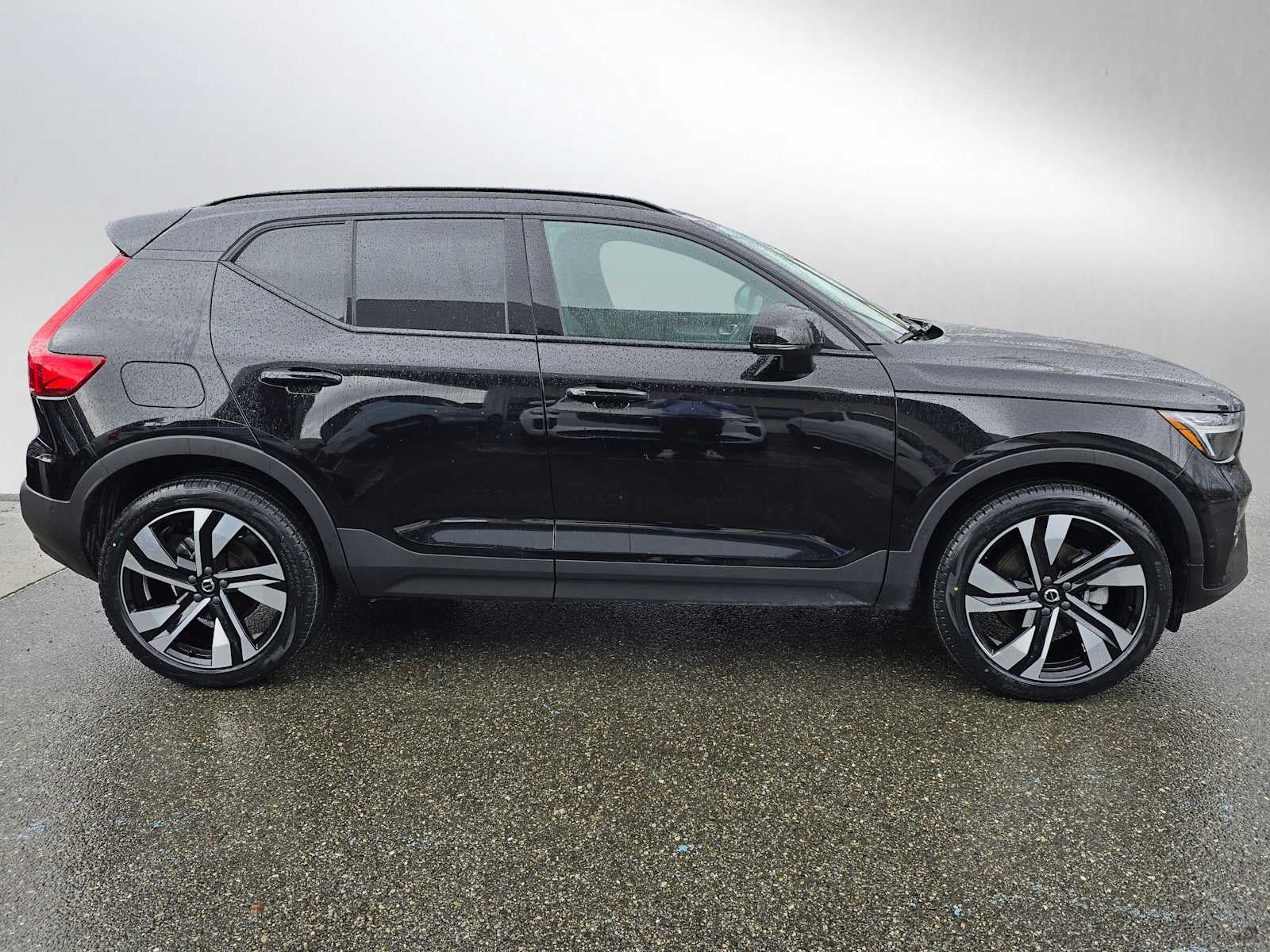2024 Volvo XC40 Plus Dark Theme