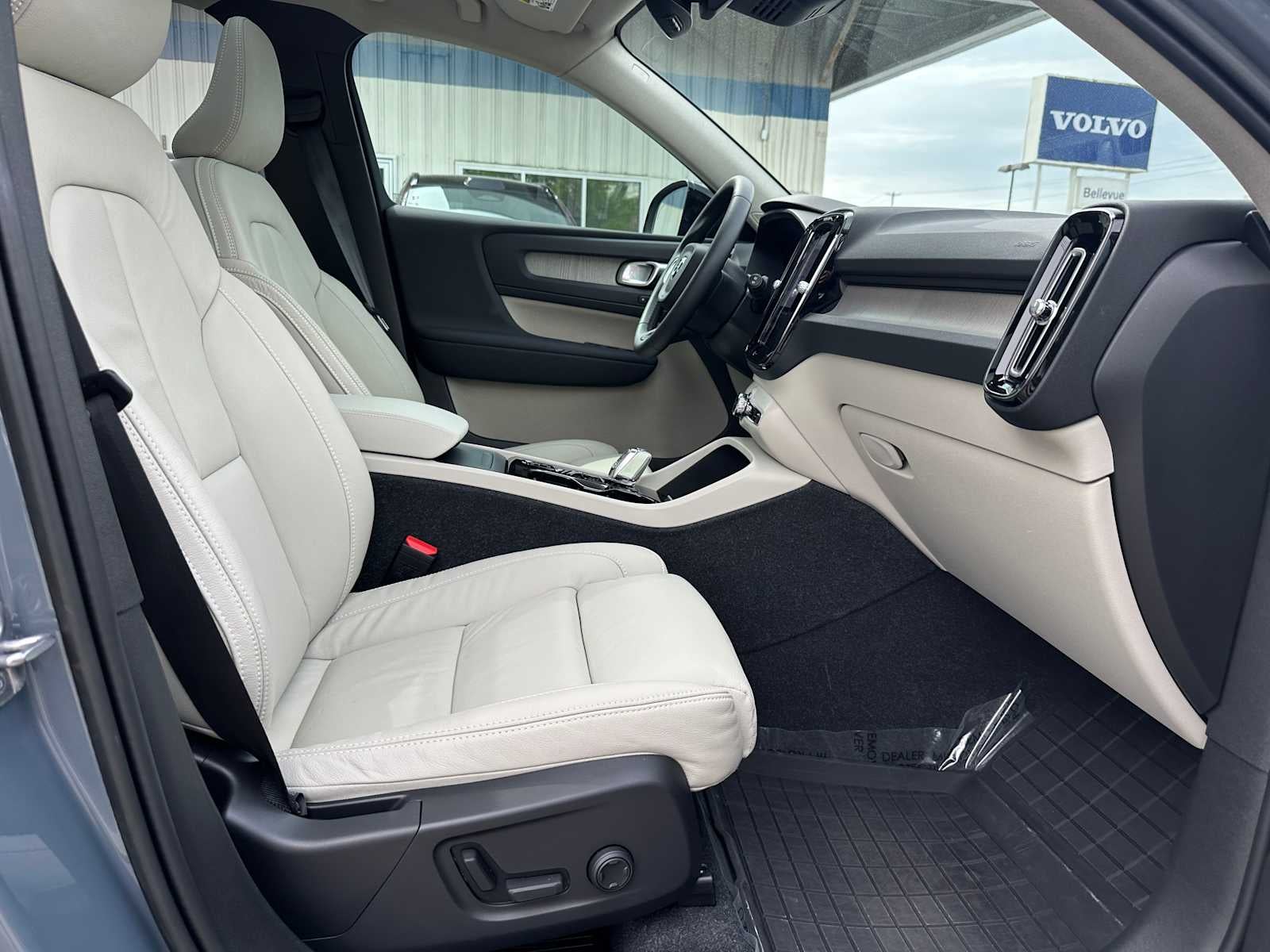 2023 Volvo XC40 Plus Dark Theme