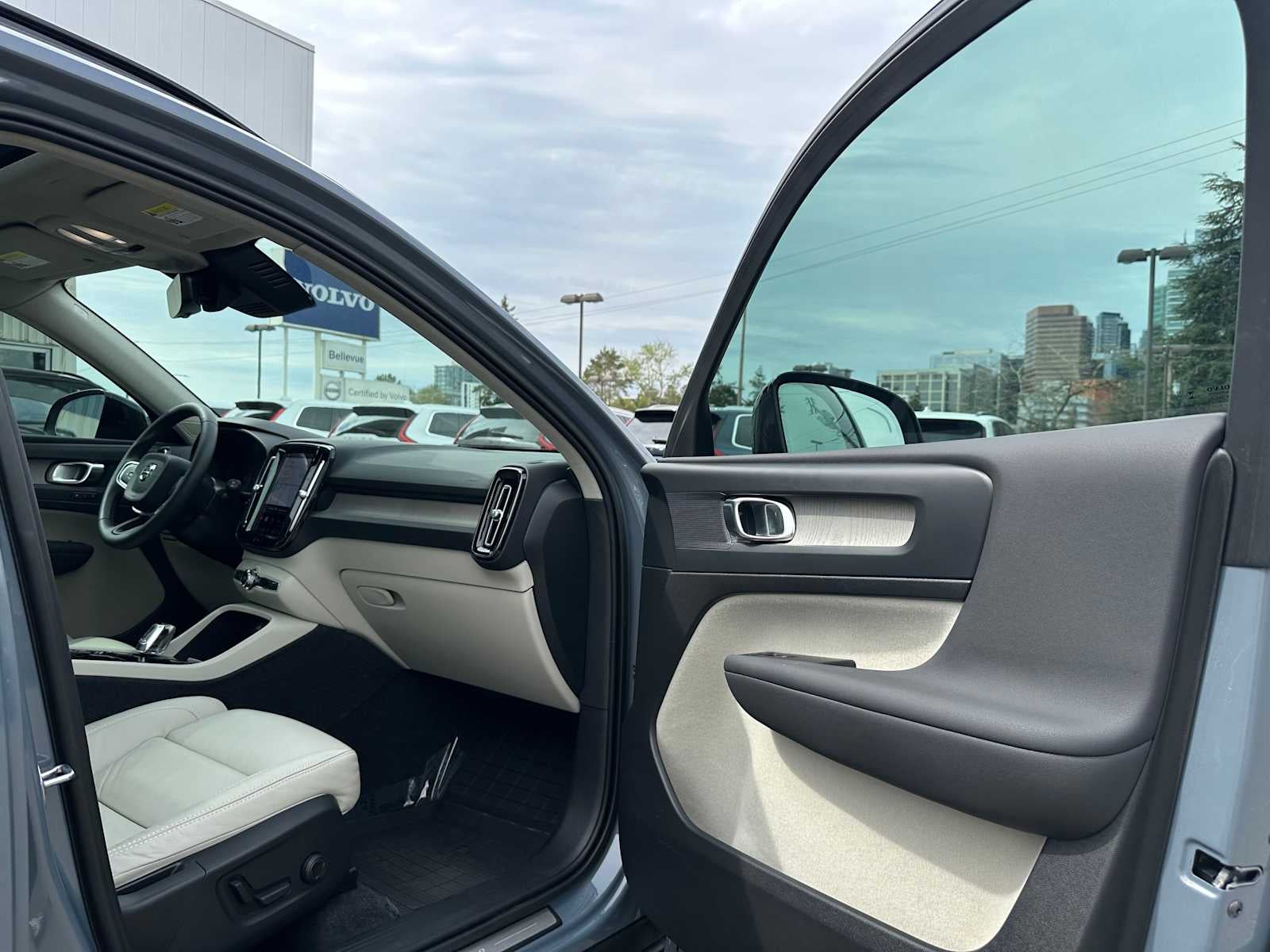 2023 Volvo XC40 Plus Dark Theme