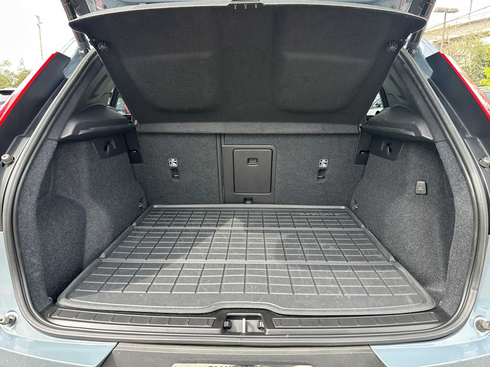 2023 Volvo XC40 Plus Dark Theme