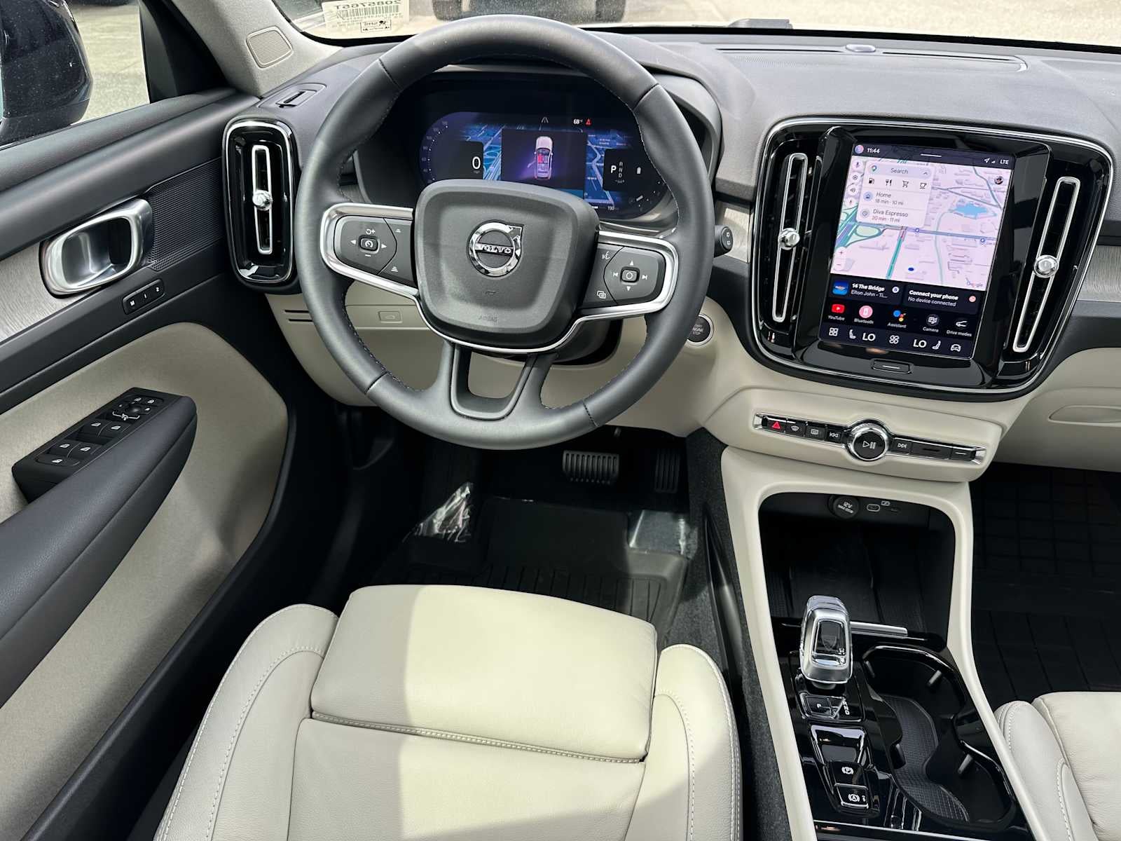 2023 Volvo XC40 Plus Dark Theme