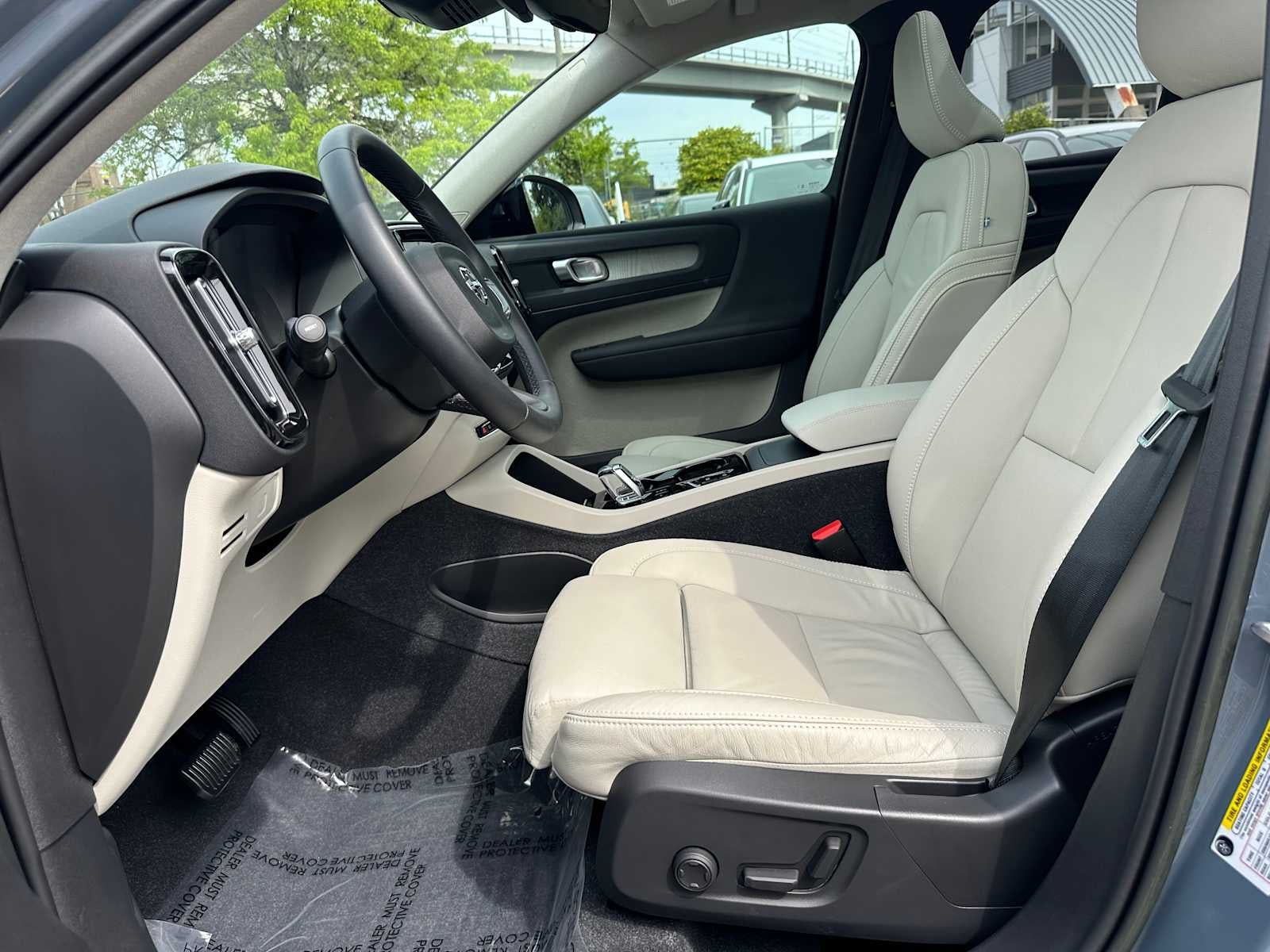 2023 Volvo XC40 Plus Dark Theme