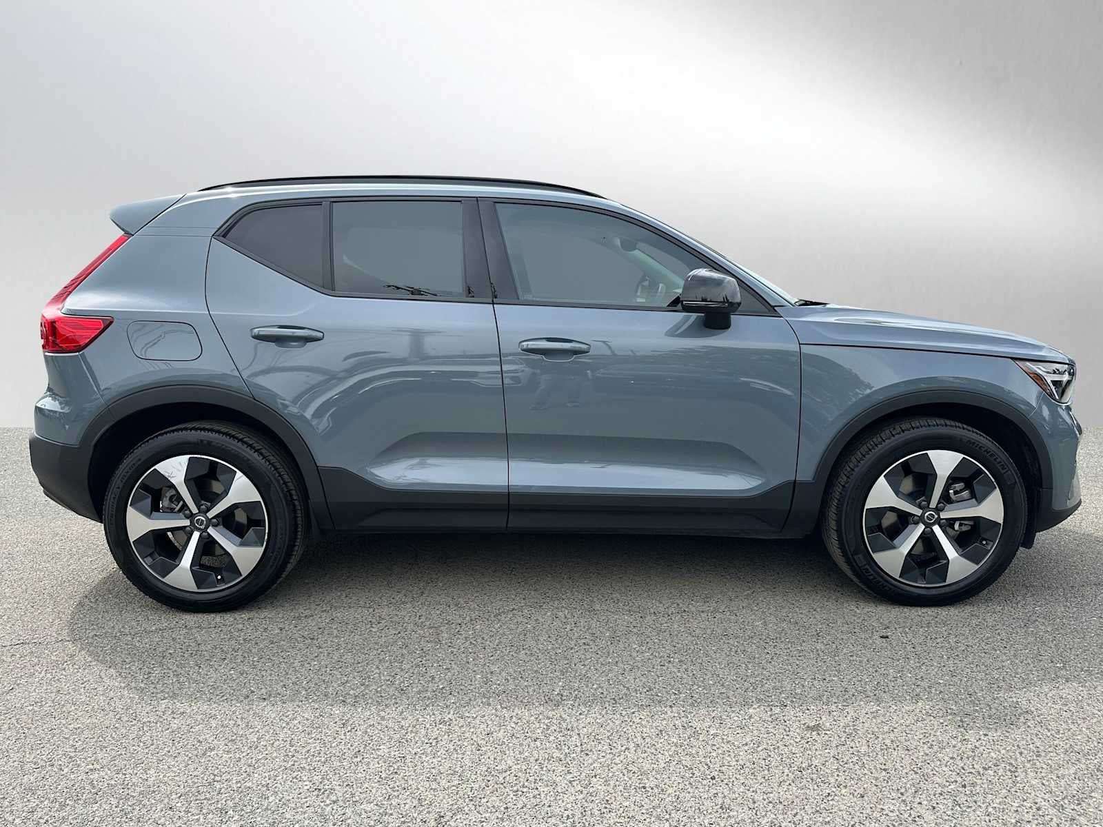 2023 Volvo XC40 Plus Dark Theme