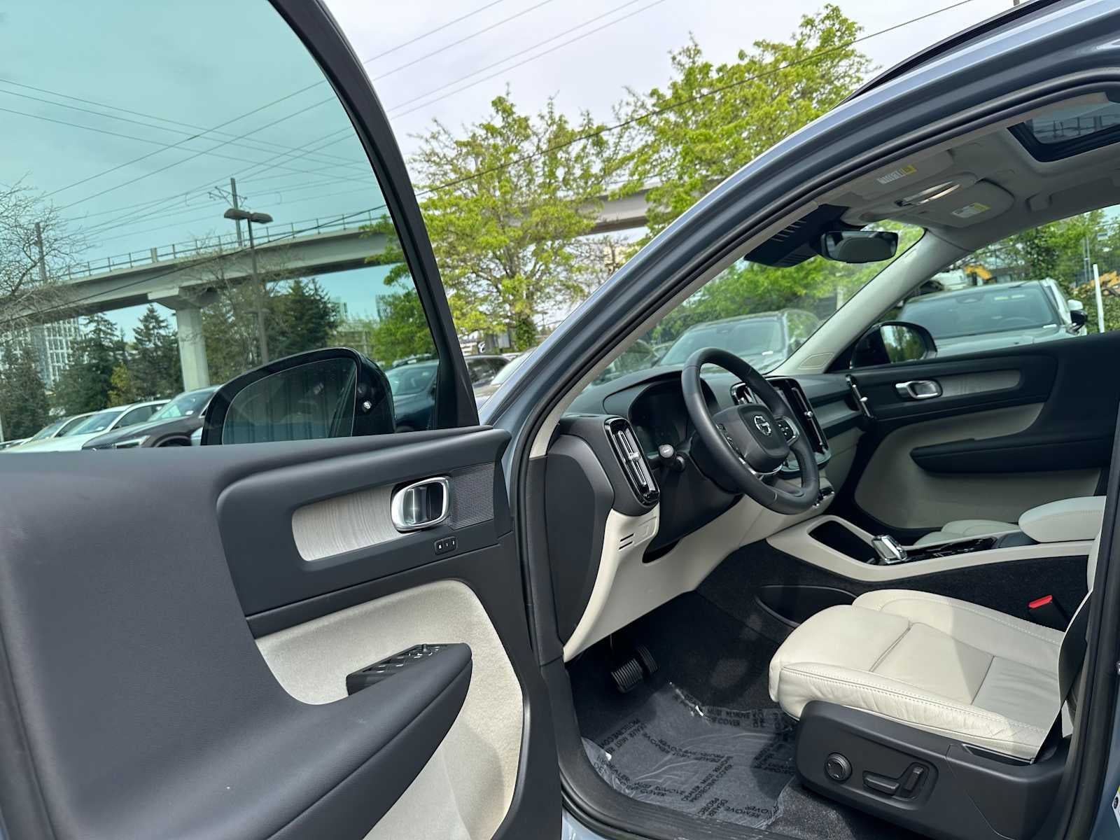 2023 Volvo XC40 Plus Dark Theme