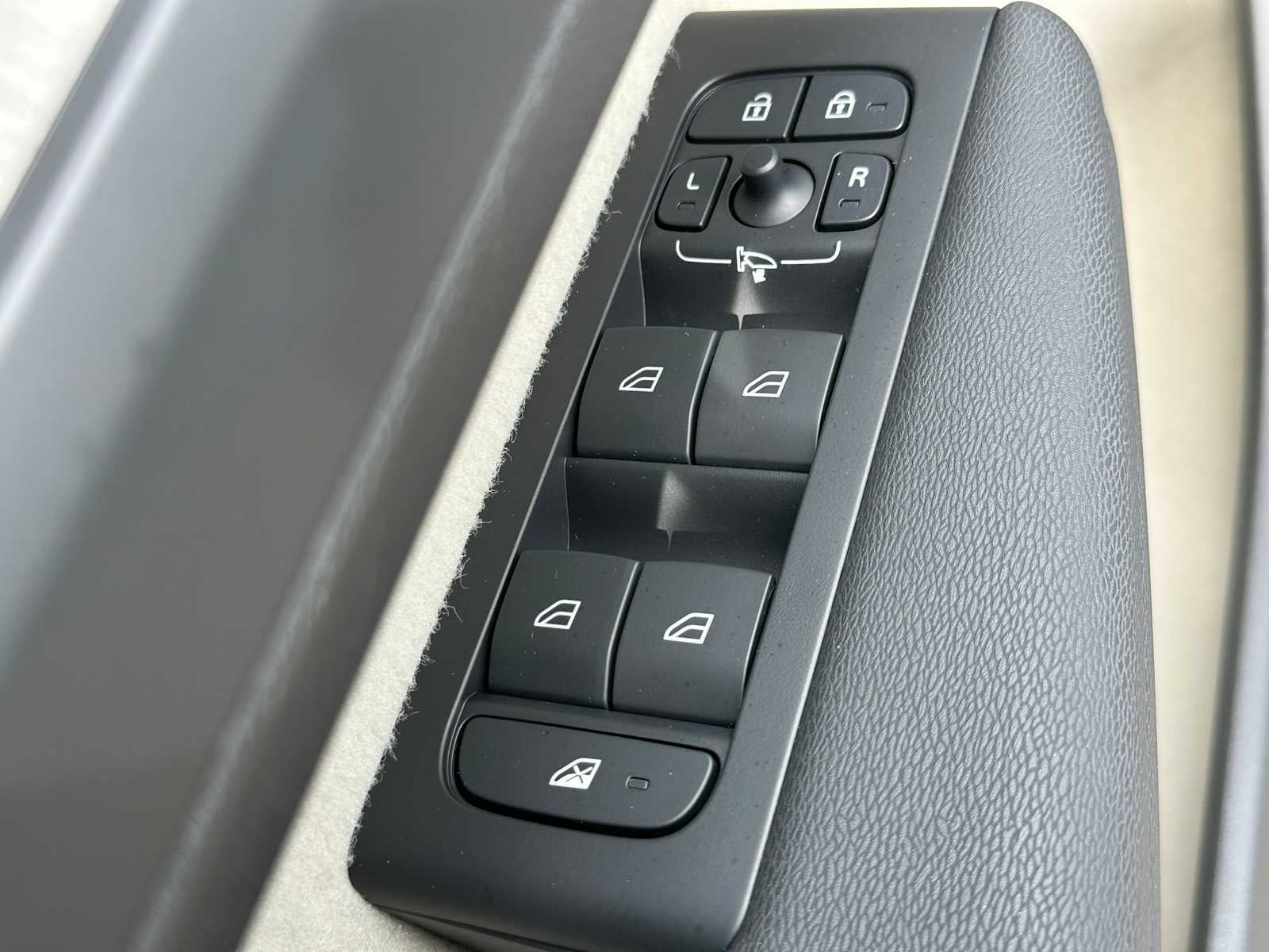 2023 Volvo XC40 Plus Dark Theme