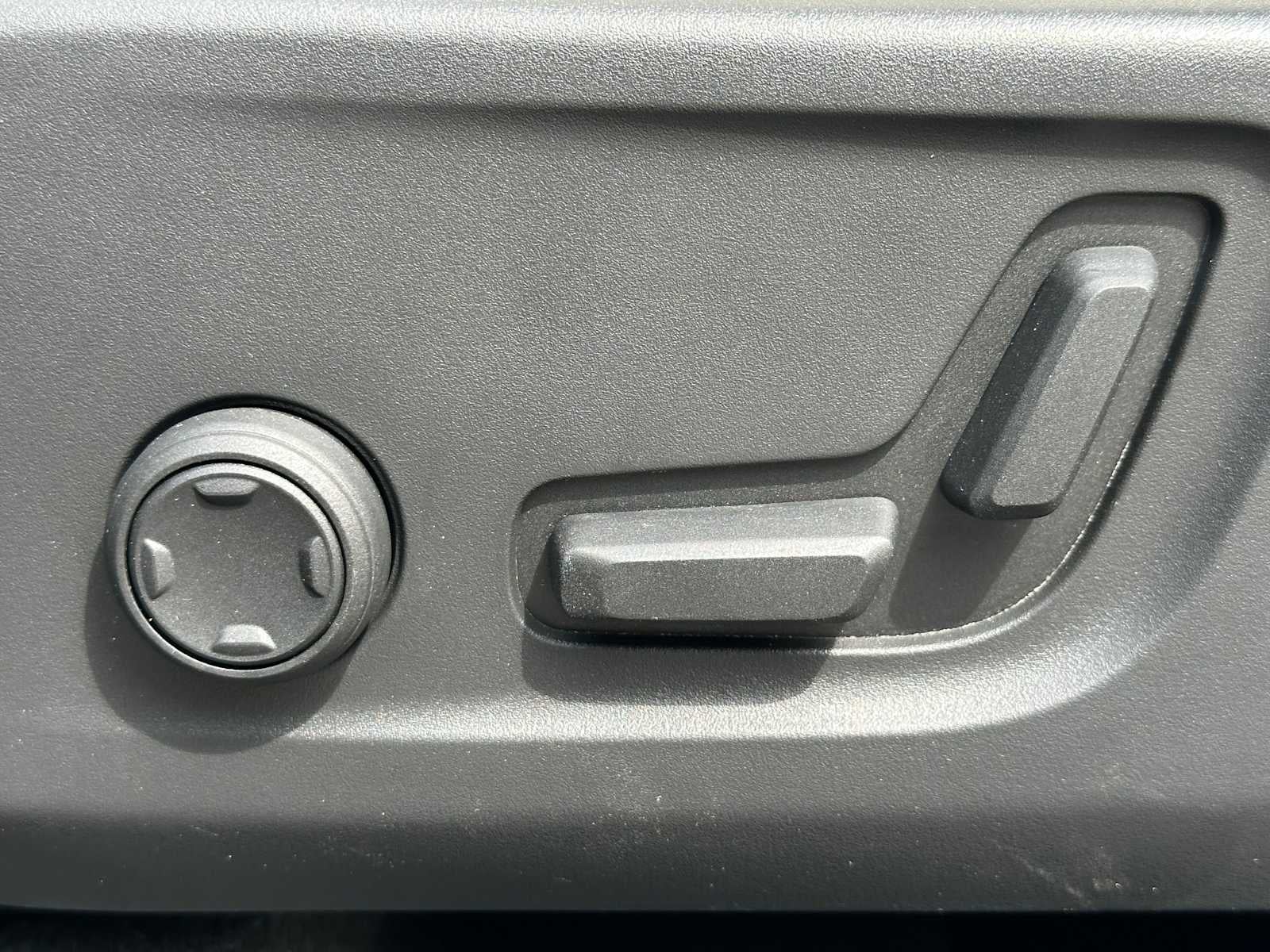 2023 Volvo XC40 Plus Dark Theme