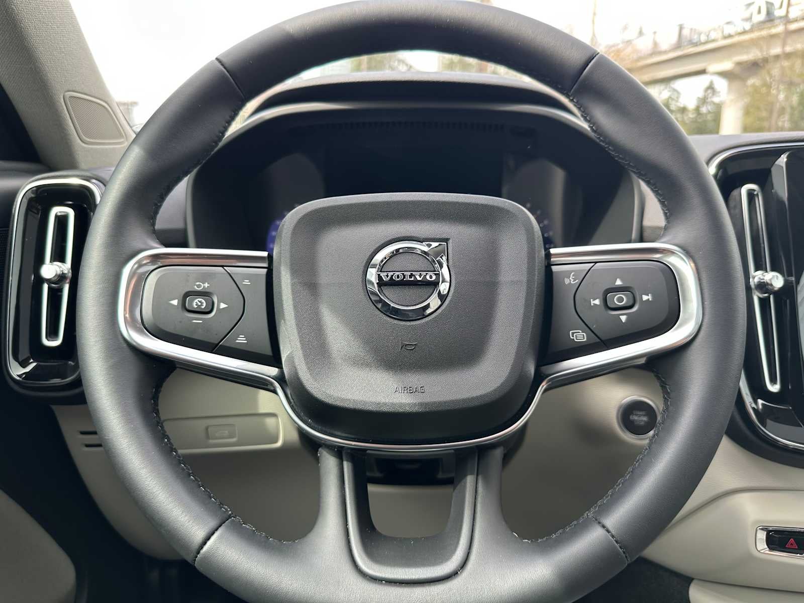 2023 Volvo XC40 Plus Dark Theme