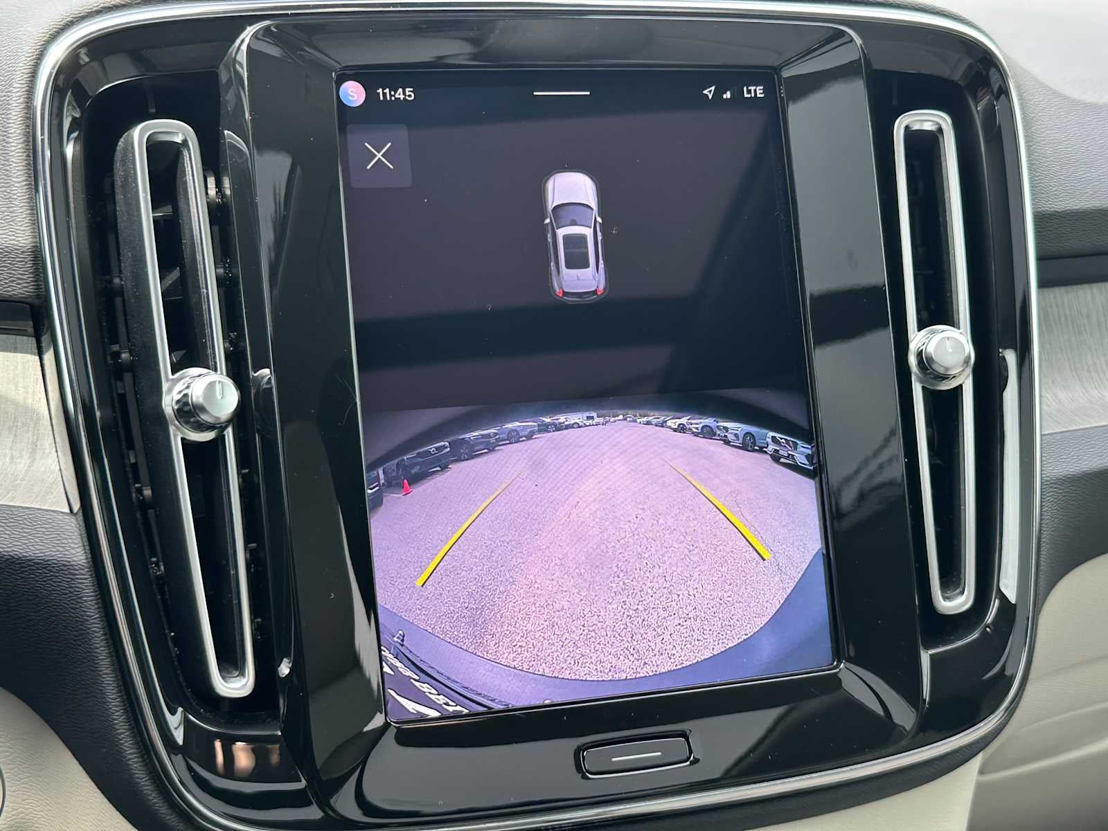 2023 Volvo XC40 Plus Dark Theme