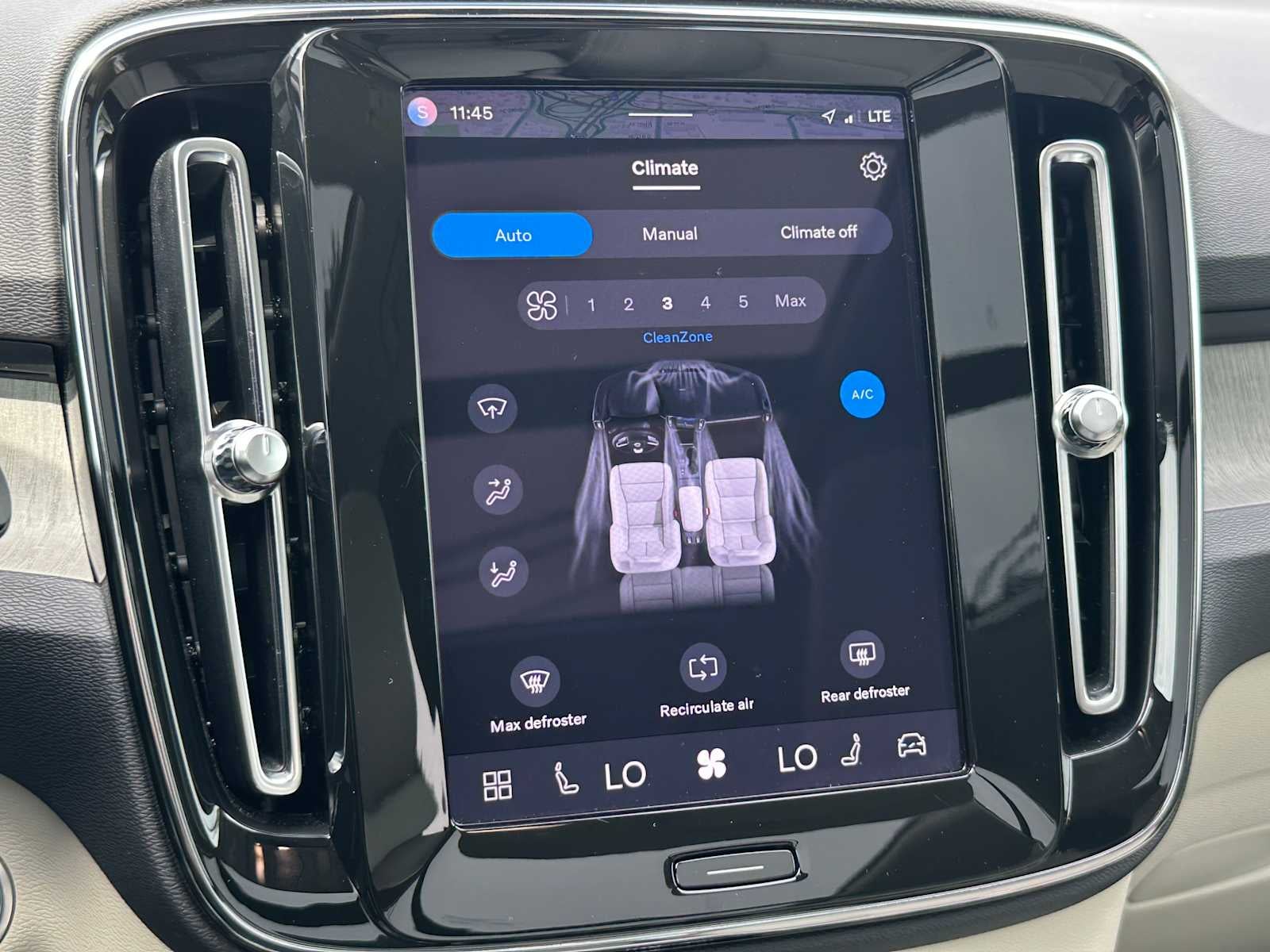 2023 Volvo XC40 Plus Dark Theme