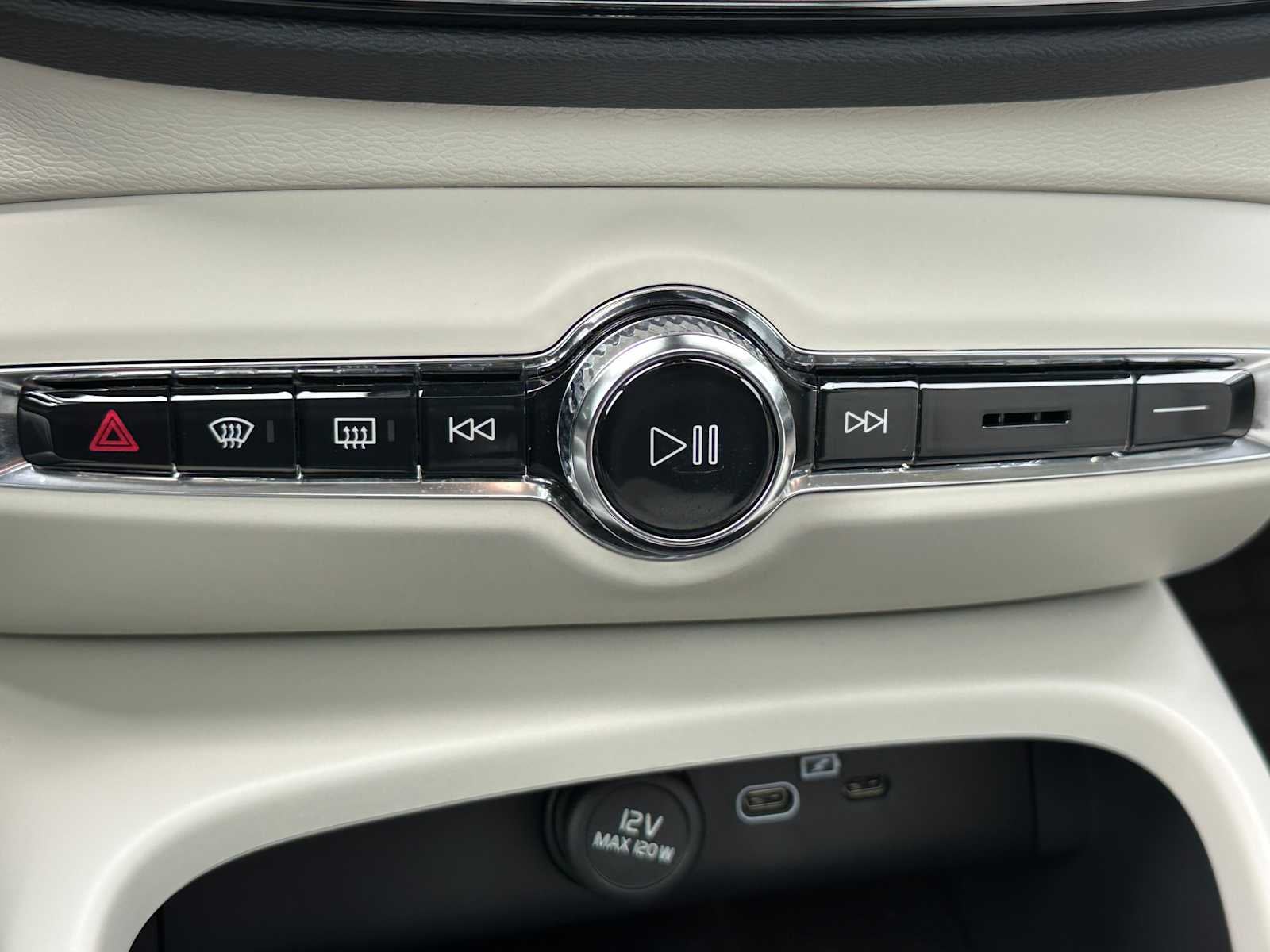 2023 Volvo XC40 Plus Dark Theme