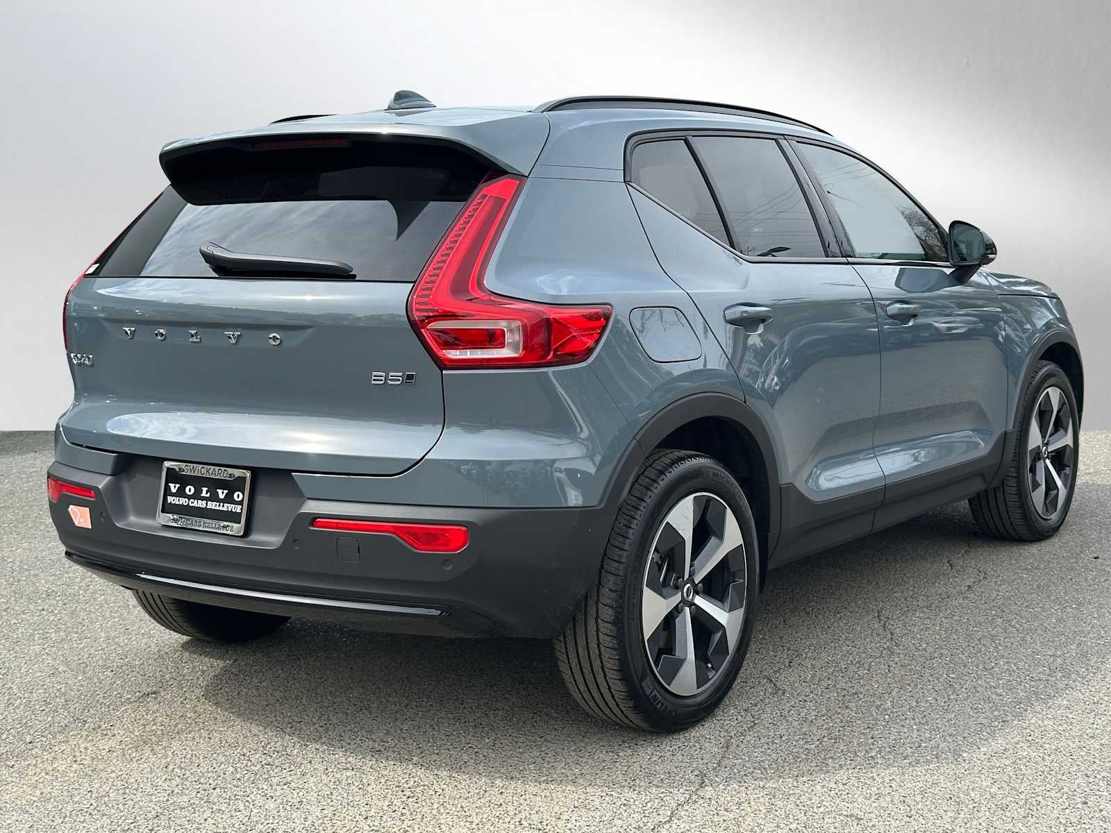 2023 Volvo XC40 Plus Dark Theme