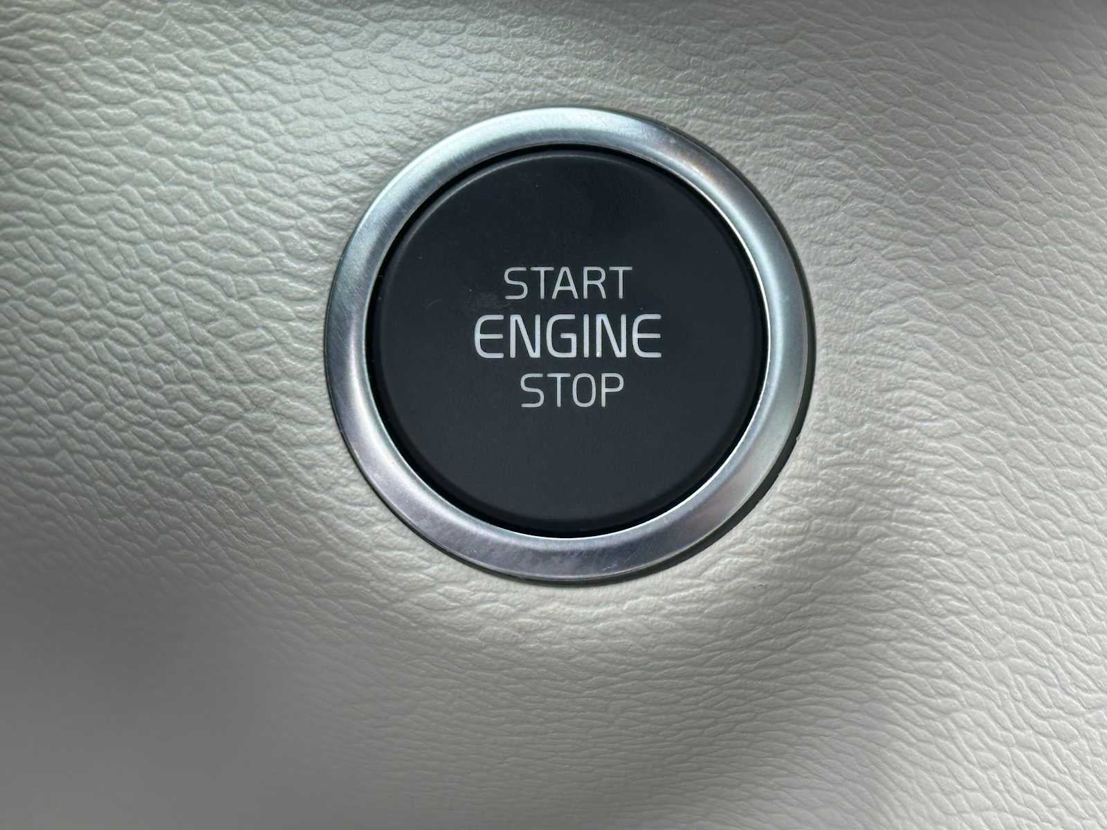 2023 Volvo XC40 Plus Dark Theme