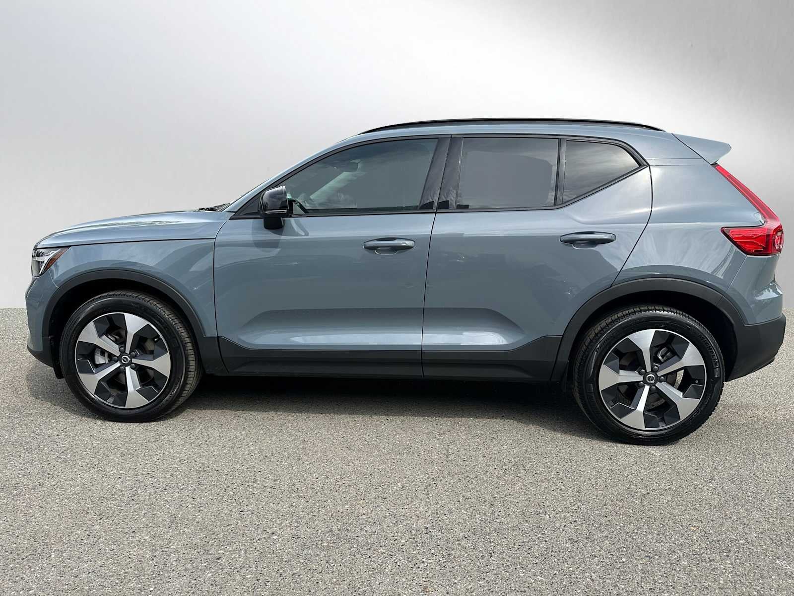 2023 Volvo XC40 Plus Dark Theme