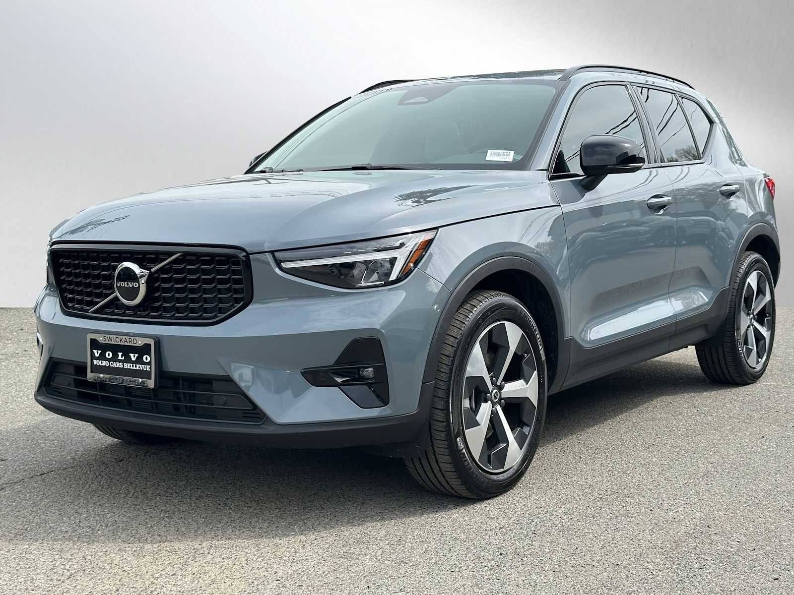 2023 Volvo XC40 Plus Dark Theme