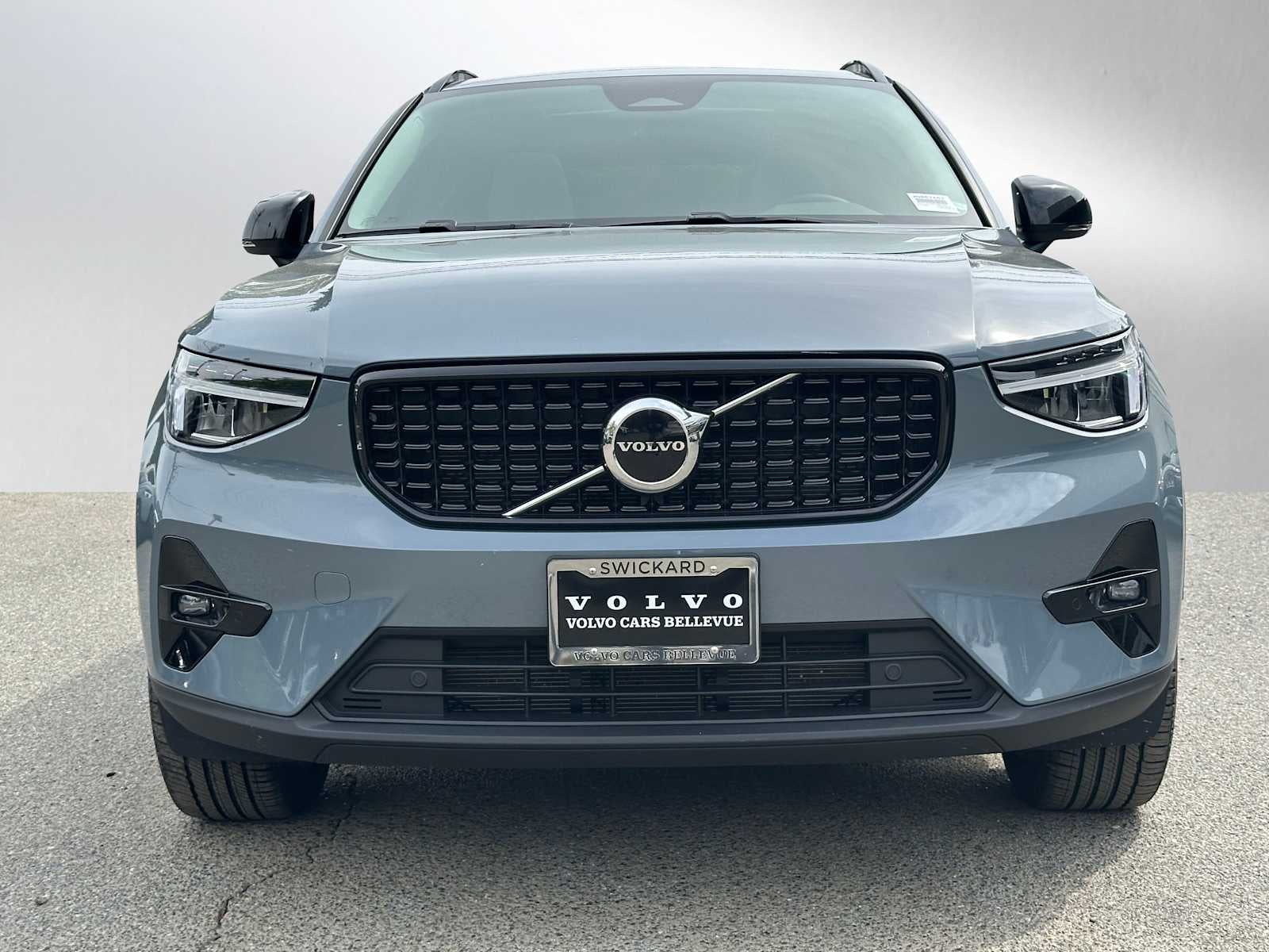 2023 Volvo XC40 Plus Dark Theme