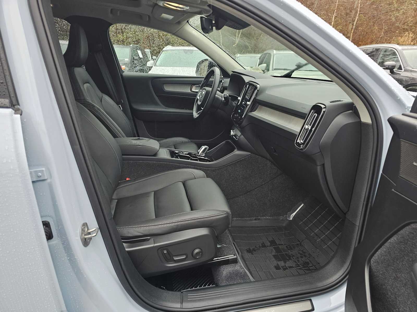 2025 Volvo XC40 Ultra Dark Theme