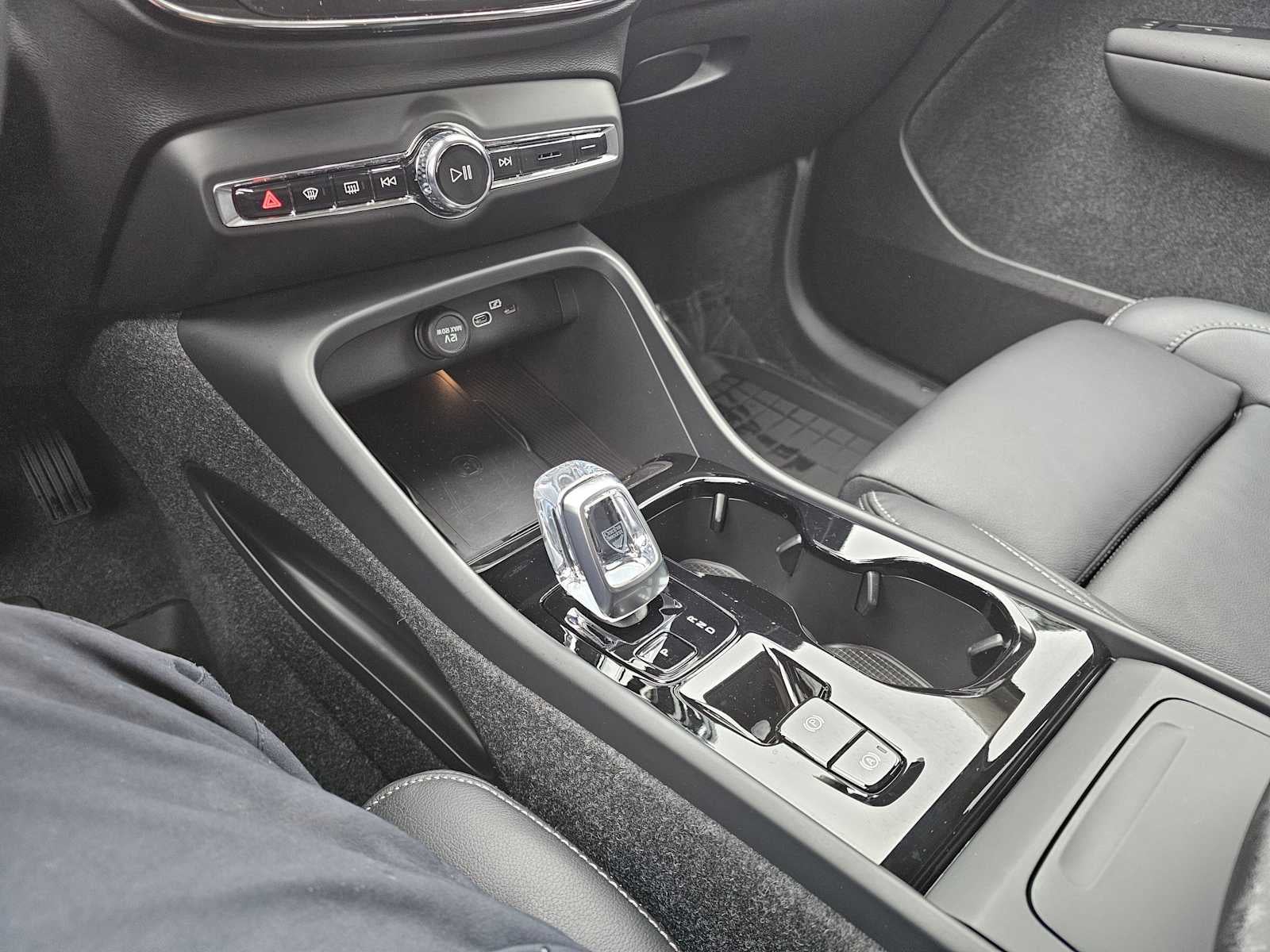 2025 Volvo XC40 Ultra Dark Theme