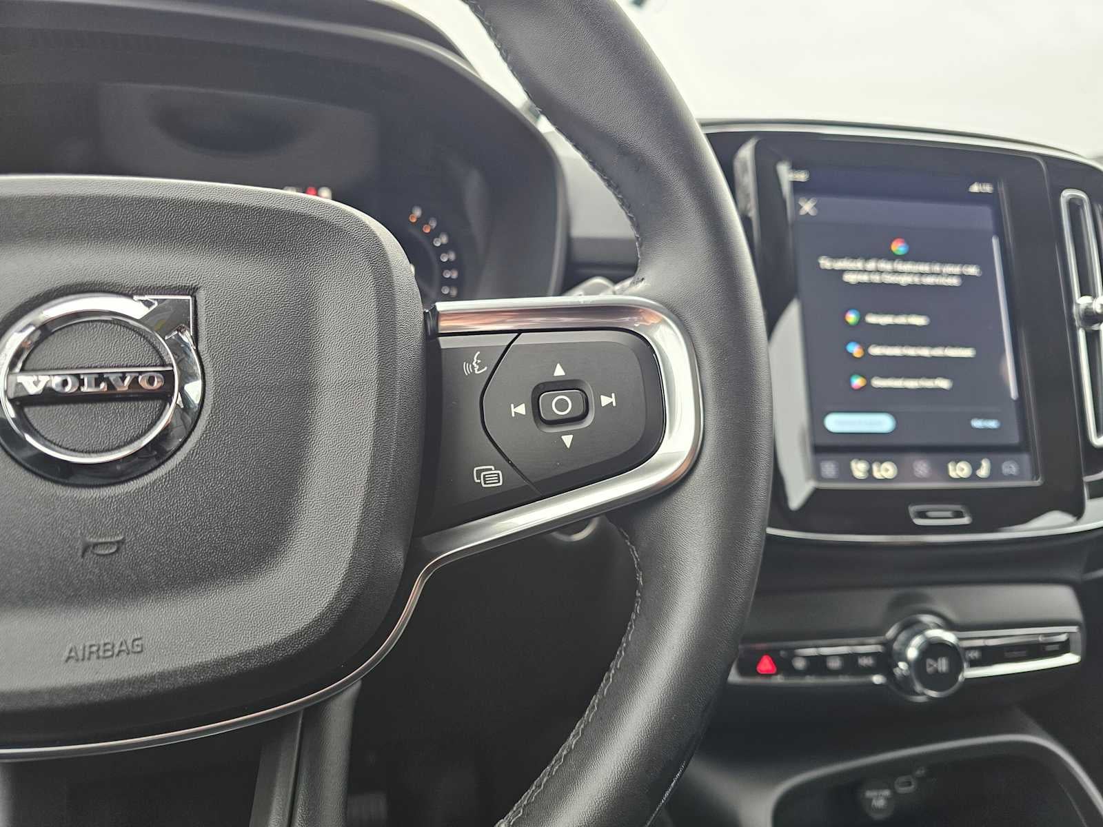 2025 Volvo XC40 Ultra Dark Theme