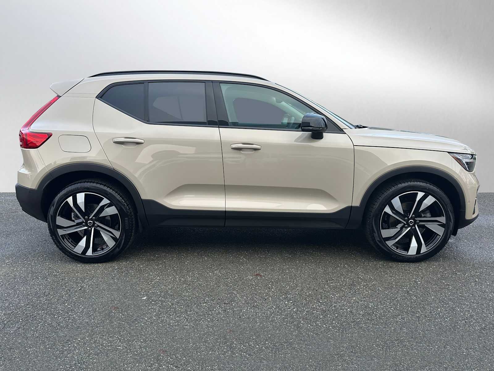 2025 Volvo XC40 Ultra Dark Theme