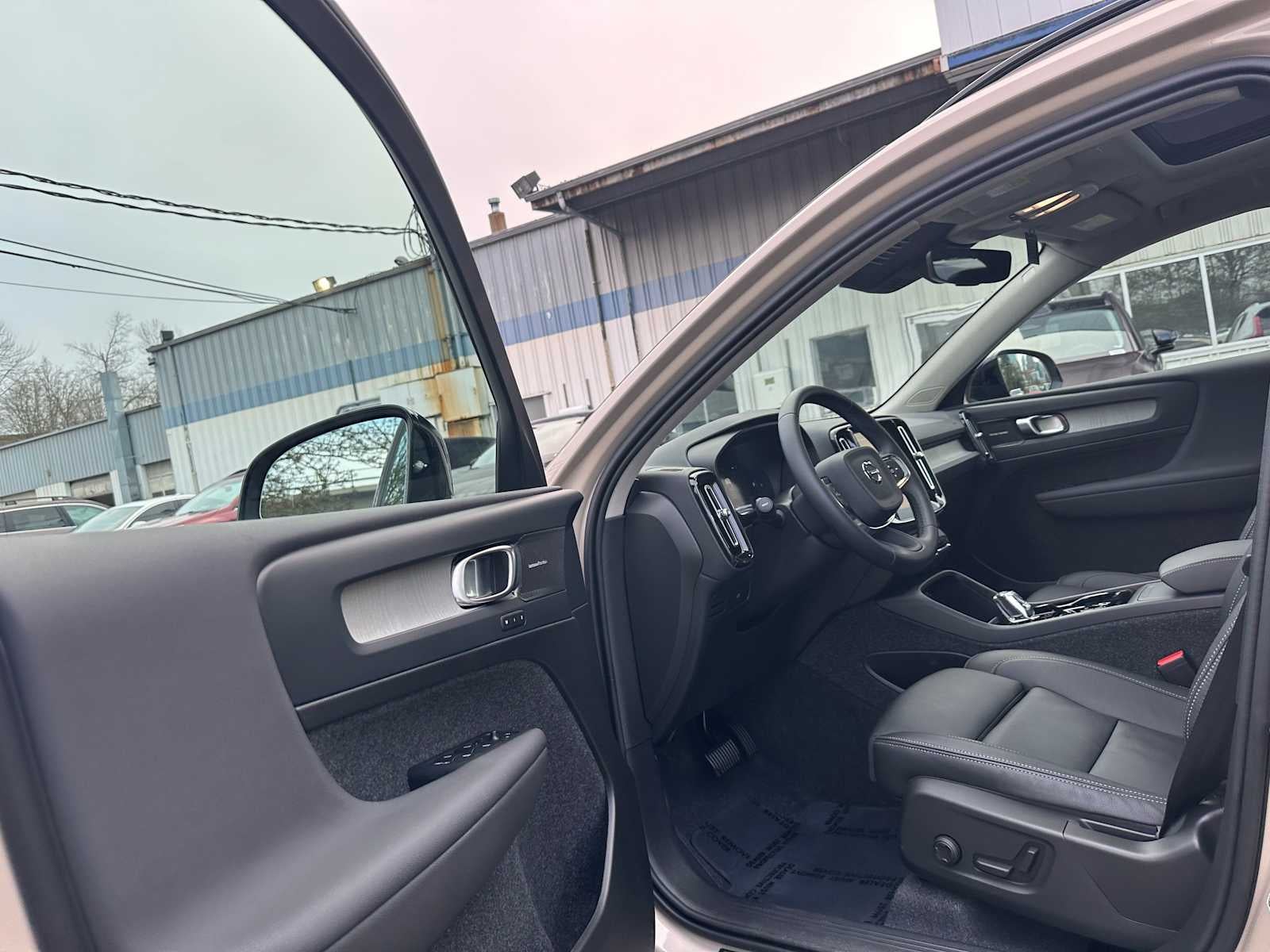 2025 Volvo XC40 Ultra Dark Theme