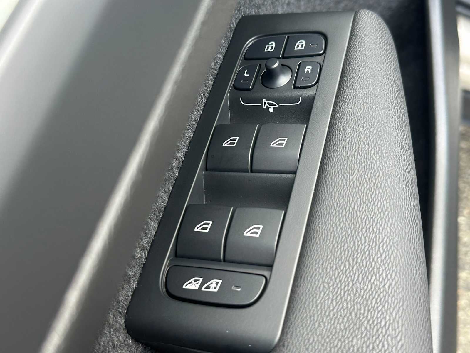 2025 Volvo XC40 Ultra Dark Theme