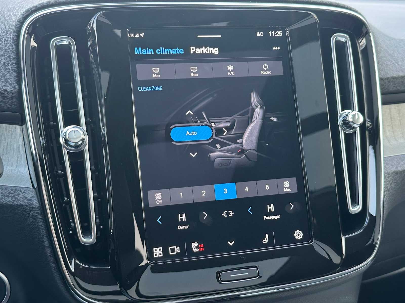 2025 Volvo XC40 Ultra Dark Theme