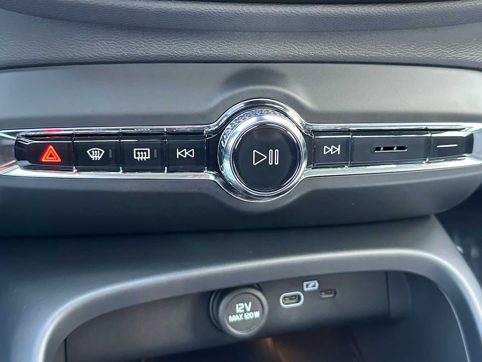 2025 Volvo XC40 Ultra Dark Theme