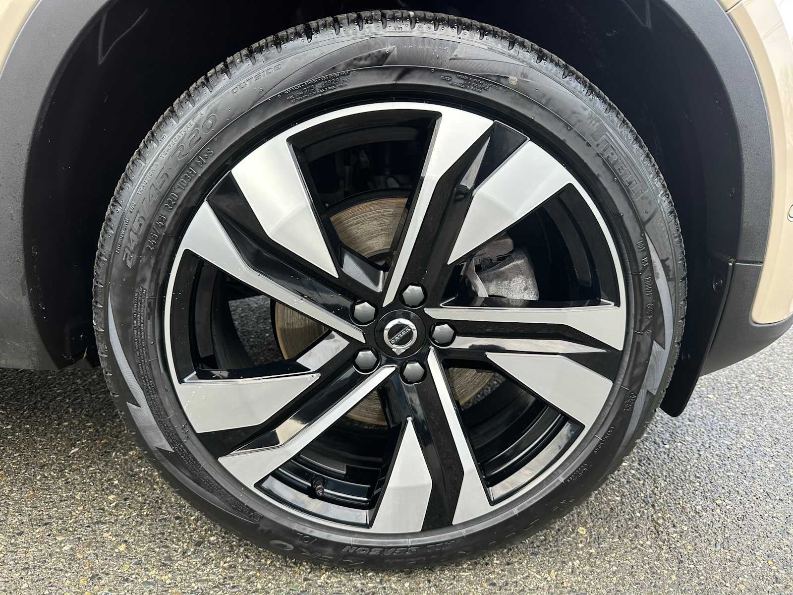 2025 Volvo XC40 Ultra Dark Theme