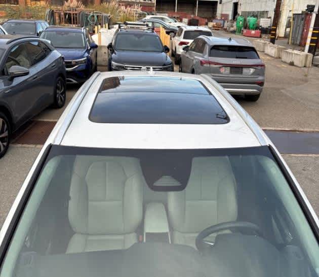 2023 Volvo XC40 Plus Bright Theme