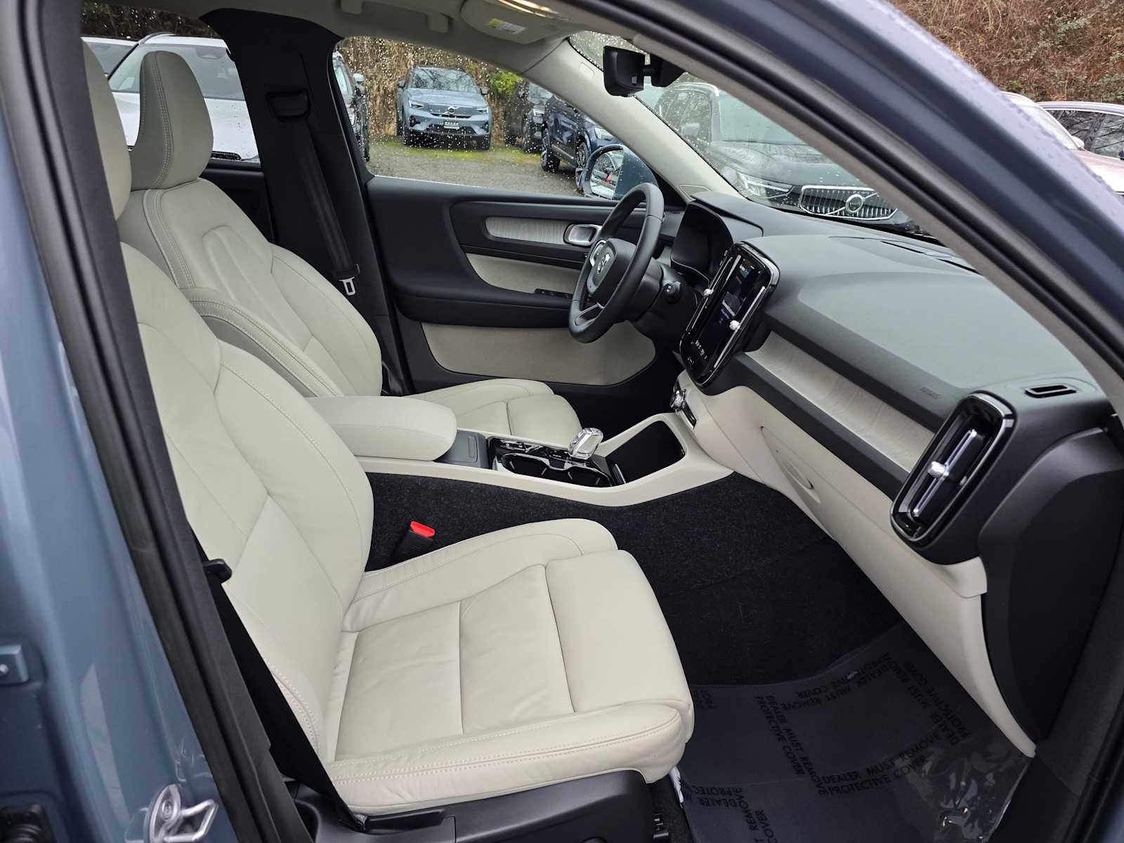 2023 Volvo XC40 Plus Bright Theme