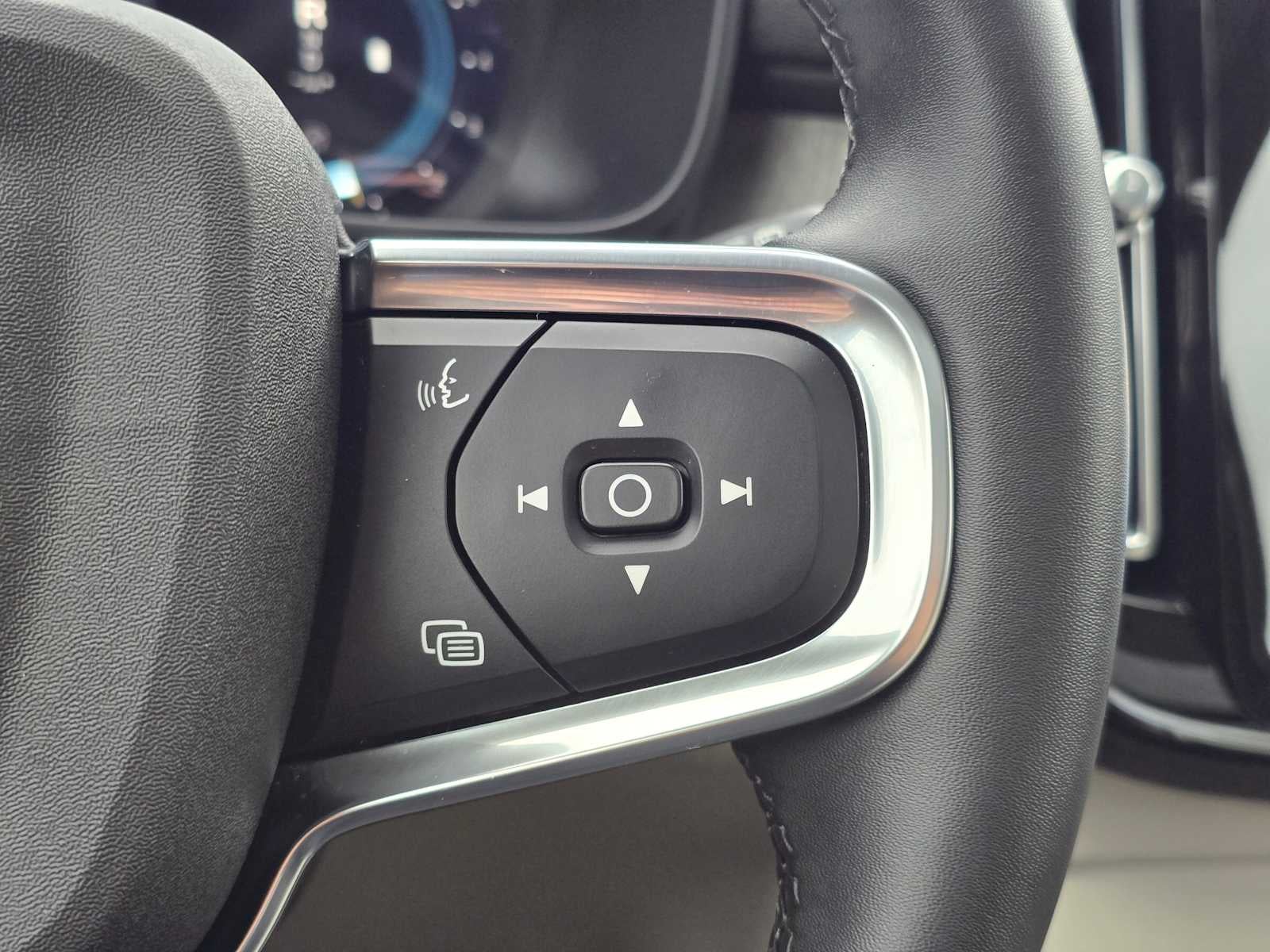 2023 Volvo XC40 Plus Bright Theme